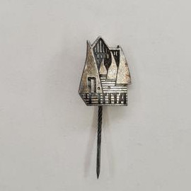 Значок Плита. Изображение печи и дымящихся труб. Винтажный значок, город Не указано.