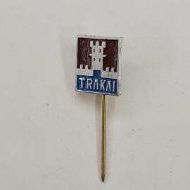 Значок Тракай. Замок на фоне красного поля. Винтажный значок.
