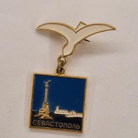 Значок Севастополь. Памятник затопленным кораблям, голубь. Винтажный значек.