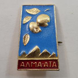 Значок СССР. Алма Ата, яблоки и горы, Казахстан. Винтажный значек.