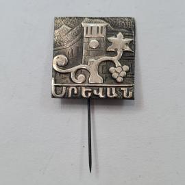 Значок СССР. Углич, город, башня, олень, виноград. Винтажный значек.
