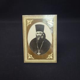 Портрет винтажный, СССР. Настольное изображение священника на картоне с подставкой