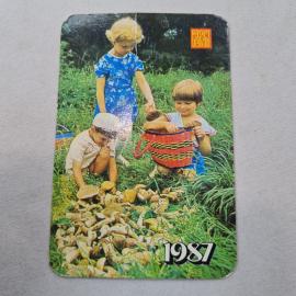 Карманный календарик 1987. Дети собирают грибы в лесу. Календарь винтажный