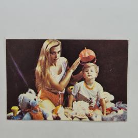 Карманный календарик 1991. Мама с ребенком среди игрушек. Календарь с изображением для детей