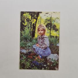 Карманный календарик 1990. Девочка среди цветов. Календарь винтажный