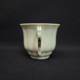 Чашка чайная винтажная, СССР. Фарфор, белая с цветочным рисунком и золотистой каймой