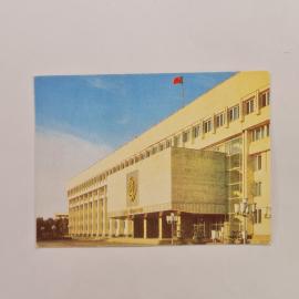 Карманный календарик 1988. Здание с гербом СССР, флагом и голубым небом. Календарь винтажный