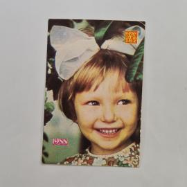 Карманный календарик 1988. Девочка с бантом на фоне зелени. Календарь винтажный