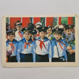 Карманный календарик 1988. Пионеры с цветами на празднике. Календарь винтажный