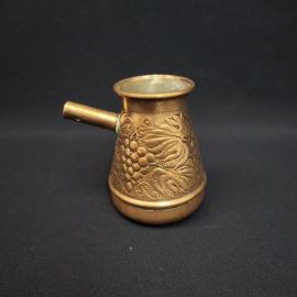 Турка винтажная, СССР. Латунь, с рельефным растительным узором и короткой боковой ручкой