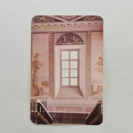 Карманный календарик 1990. Изображение интерьера с окнами и колоннами. Календарь винтажный