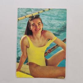 Карманный календарик 1995. Девушка у бассейна в желтом купальнике. Календарь винтажный