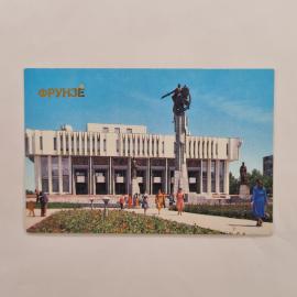 Карманный календарик 1986. Здание и памятник Фрунзе на фоне неба. Советский календарь