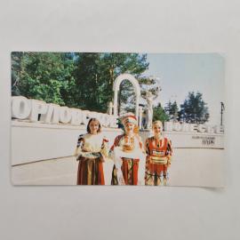 Карманный календарик 2000. Девочки в народных костюмах на фоне знака Орловского Полесья. Календарь в