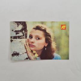 Карманный календарик 1990. Девушка у березы, надпись о страховании от несчастных случаев. Календарь 