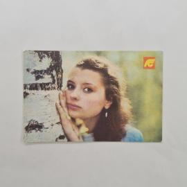 Карманный календарик 1990. Девушка у березы на фоне природы. Календарь винтажный