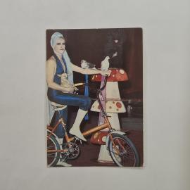Карманный календарик СССР 1984. Цирк, женщина с голубями и велосипедами. Советский календарь