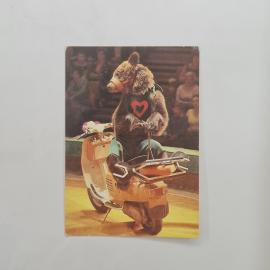 Карманный календарик СССР 1983. Цирковая сценка с артистом и чемоданами. Советский календарь