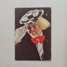 Карманный календарик СССР 1982 года. Клоун в ярком гриме с красным бантом. Советский календарь