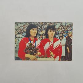 Карманный календарик СССР 1990. Легкая атлетика, спортсменки на стадионе. Советский календарь