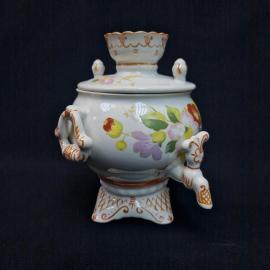 Фигурка статуэтка Самовар, СССР. Фарфор, с крышкой и фигурными ручками на подставке