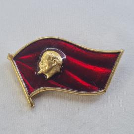 Значок СССР. Ленин на красном знамени. Винтажный значек.