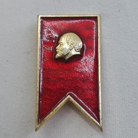 Значок СССР. Красное знамя, профиль Ленина, советская символика. Винтажный значек.