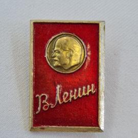 Значок СССР. Ленин, портрет вождя на красном фоне. Винтажный значек.