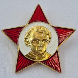 Значок СССР. Красная звезда, детский портрет, пионерия. Винтажный значек.