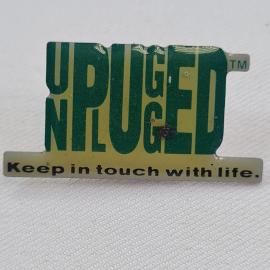 Значок СССР. Надпись unpluged, слоган keep in touch with life, реклама. Винтажный значек.