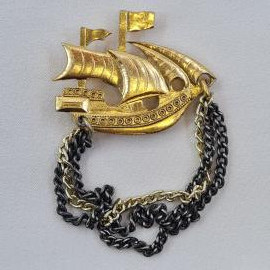 Значок СССР. Парусник с флагами, морская тематика, декоративные цепочки. Винтажный значек.