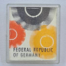Значок СССР. Надпись Federal Republic of Germany, Германия, абстракция. Винтажный значек.