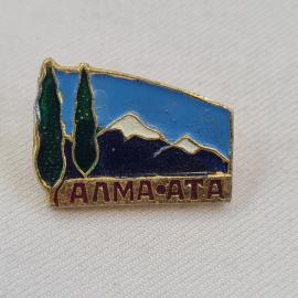 Значок СССР. Алма Ата, горы, деревья, город Казахстана. Винтажный значек.