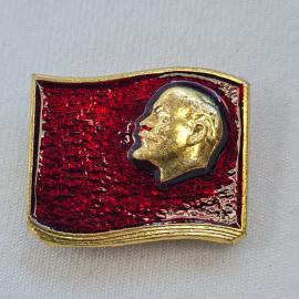 Значок СССР. Красный флаг, профиль Ленина, советская символика. Винтажный значек.