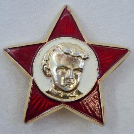 Значок СССР. Красная звезда, портрет Юрия Гагарина, космос. Винтажный значек.