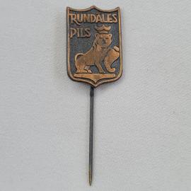 Значок СССР. Rundales pils, лев на щите, геральдика, Рундале, Латвия. Винтажный значек.
