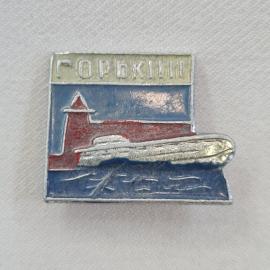 Значок СССР. Горький, речной теплоход у причала, городская тема. Винтажный значек.