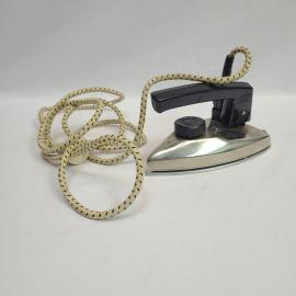 Утюг винтажный, СССР. Электрический, с тканевым шнуром