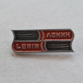 Значок СССР. Ленин, надписи Ленин и LENIN, тема вождь революции. Винтажный значек.