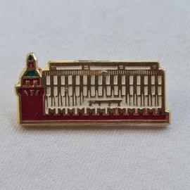 Значок СССР. Кремль, Москва, башня и здание. Винтажный значек.
