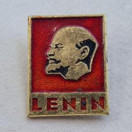 Значок СССР. Ленин, профиль вождя на красном фоне, надпись LENIN. Винтажный значек.