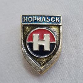 Значок СССР. Норильск, город Красноярский край, щит с буквой Н, промышленность. Винтажный значек.