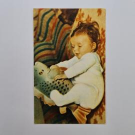Открытка советская СССР. Ребенок с игрушечной рыбкой, детская тема, подпись Поймал рыбку. винтаж