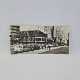 Открытка старинная. Москва, кинотеатр Октябрь, городской проспект с автомобилями и прохожими
