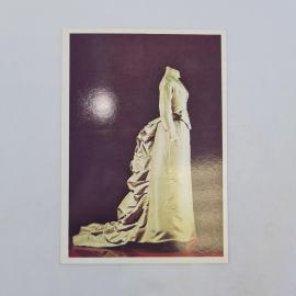 Открытка советская СССР. Эрмитаж, платье из серого шелка, мода девятнадцатого века. винтаж