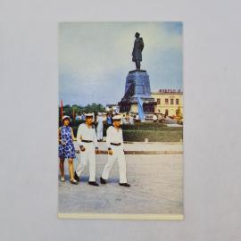 Открытка советская СССР. Севастополь, памятник адмиралу Нахимову, моряки и городская площадь. винтаж