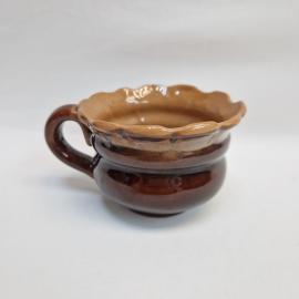 Чашка керамическая винтажная, СССР. Коричневая глазурованная керамика, фигурный край