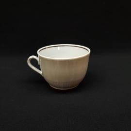 Чашка фарфоровая винтажная, СССР. Белая с золотистой каймой, диаметр около 9 см