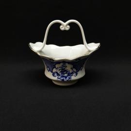 Конфетница фарфоровая винтажная, СССР. Фигурная ручка, цветочный декор и золотая кайма