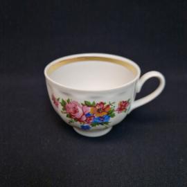 Чашка чайная винтажная, СССР. Фарфор, с цветочным рисунком и позолотой по краю